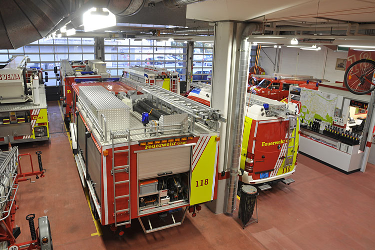 Unser Hauptdepot, das Depot Kalchbühl an der Raschärenstrasse 27.

In diesem Depot stehen alle motorisierten Fahrezeuge zum Ausrücken bereit. 

Alle Angehörigen der Feuerwehr Chur fahren im Alarmfall in dieses Depot, rüsten sich mit der Einsatzbekleidung aus und rücken mit den entsprechenden Fahrzeugen aus. 

Garderobe
In der Garderobe steht allen Angehörigen der Feuerwehr Chur ein eigener Spind für die Einsatzuniform zur Verfügung. Die Jacke liegt zum Anziehen bereit, die Hosen sind über die Stiefel gestülpt. Alles ist bereit für den Einsatz.

Waschraum
Im Waschraum können sich die Feuerwehrler nach einem Einsatz waschen. Duschen und Toiletten kompletieren das Angebot.

Atemschutz-Pflegeraum
Im Atemschutz-Pflegeraum werden die Atemschutz-Geräte nach einem Einsatz gereinigt, geprüft und desinfiziert. Eine Füllanlage steht für das Abfüllen der Pressluftflaschen zur Verfügung. 

Die Einsatzbekleidung reinigen wir mit der eigenen, speziell für die Reinigung von Feuerwehrbekleidung ausgerichteten Waschmaschine. So können wir sicher stellen, dass die Einsatzbekleidung nach dem Waschen sofort wieder zur Verfügung steht.  

Theorieraum
Für Besprechungen und Weiterbildungen steht der Theorieraum zur Verfügung. Fernsehanlage, Beamer und Hellraumprojektor ermöglichen eine zeitgemässe Aus- und Weiterbildung. 

Cantinetta
Nach einem Einsatz treffen sich die Feuerwehrleute in der Regel in der Cantinetta. Dort sprechen wir über den geleisteten Einsatz und diskutieren das feuerwehrtechnische Vorgehen. Die Gespräche sind ein wichtiger Teil der Einsatz-Nachbearbeitung.