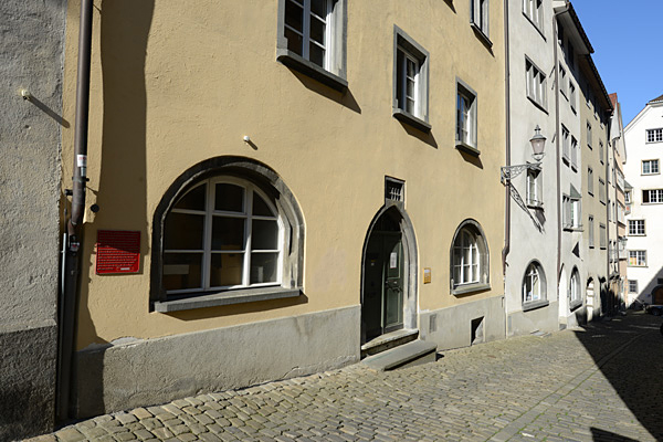 Das fünfstöckige Antistitium mit gelblicher Fassade ist Teil einer der ältesten Altstadt-Häuserreihen in Chur