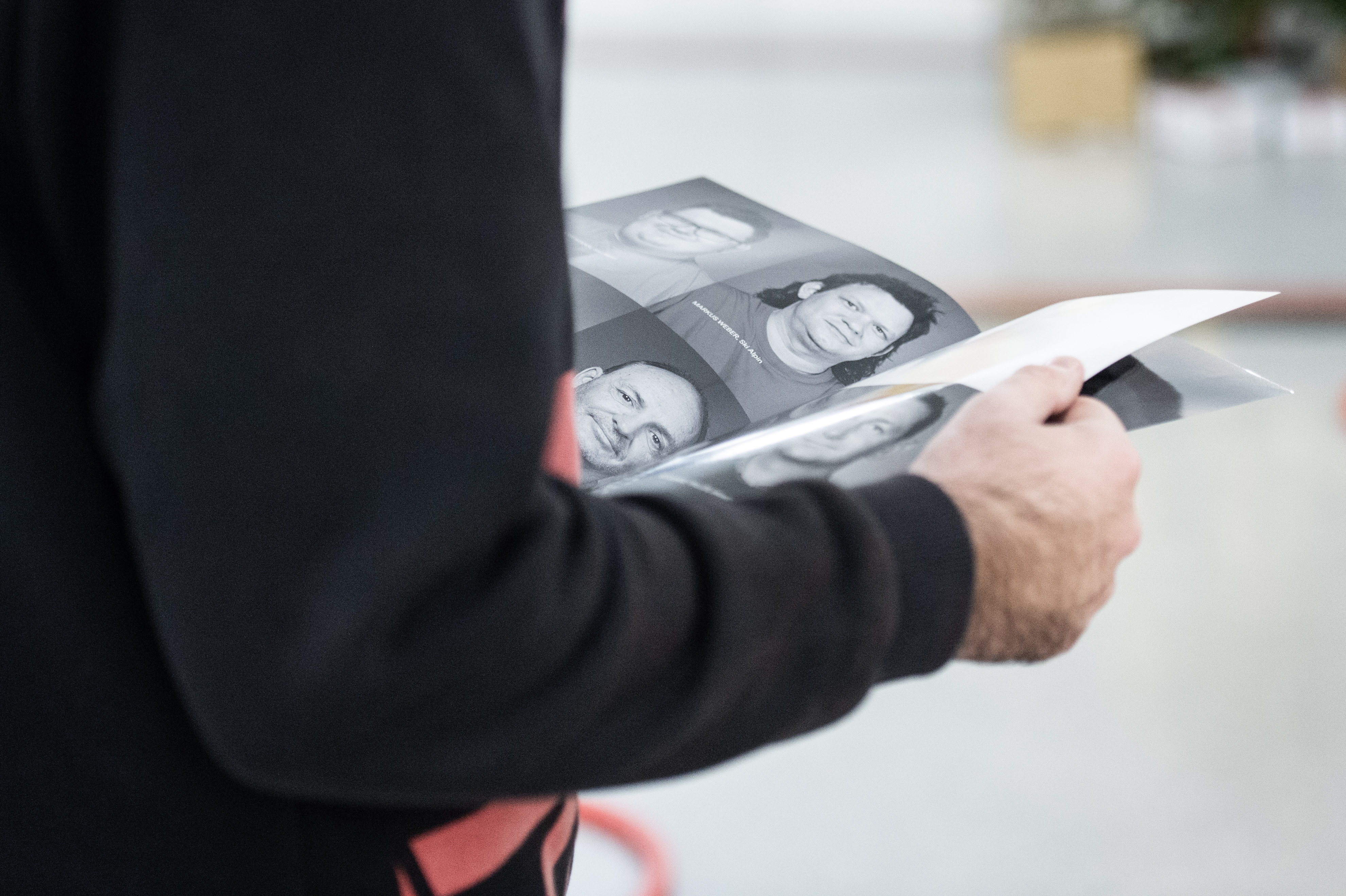Gäste anlässlich der Vernissage für die Ausstellung „Iouri Podladtchikov für Special Olympics“, am 3. Dezember 2021 in Chur. Die Wanderausstellung zeigt auch Bilder von Bruno Augsburger. (WeArePepper/Sebastian Schneider)