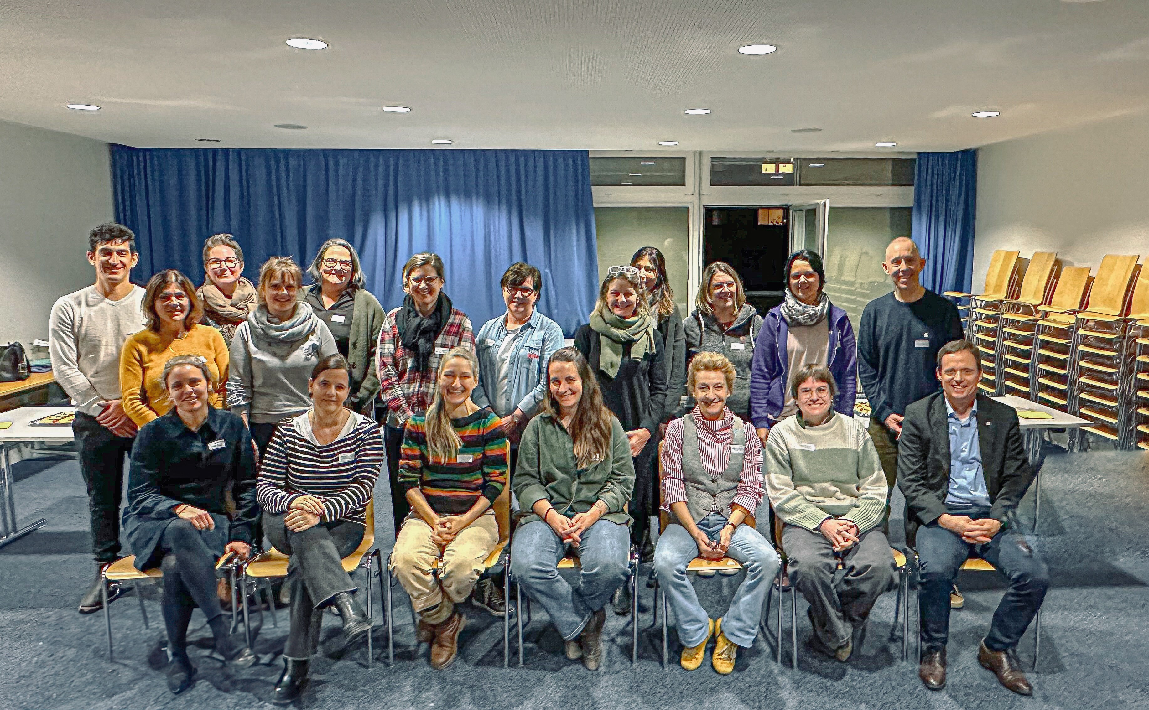 Spielgruppen- und Kitaleitende sowie Verantwortliche der Stadt Chur freuen sich gemeinsam über 10 Jahre «Deutsch für die Schule».