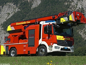 Jahrgang: 2018
Typ: Mercedes Benz Atego
Aufbau: Gimaex/Feumotech
Motor: 290 PS
Getriebe: Automatikgetriebe
Höhe: 3.40 Meter
Länge: 8.25 Meter
Breite: 2.30 Meter
Gewicht: 16 Tonnen
Arbeitsbereich: Rettungshöhe 33 Meter
Wasserwerfer: Am Korb ferngesteuert 2'300 l/min.
Spezielles: Halterung für Rettungstrage