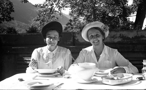 Welche feine Suppe geniessen wohl die beiden Damen (rechts Clara Disam)? Foto Familie Disam um 1945 – 1950 (StadtAC N 136.282)