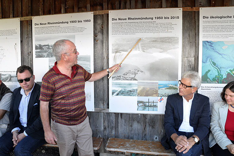 Dipl. Ing. Leo Kalt, Projektleiter "Internationale Rheinregulierung", informiert bei der Mündung des Rheins in den Bodensee über Planung, Ausführung und Wirkung dieses Grossprojekts.