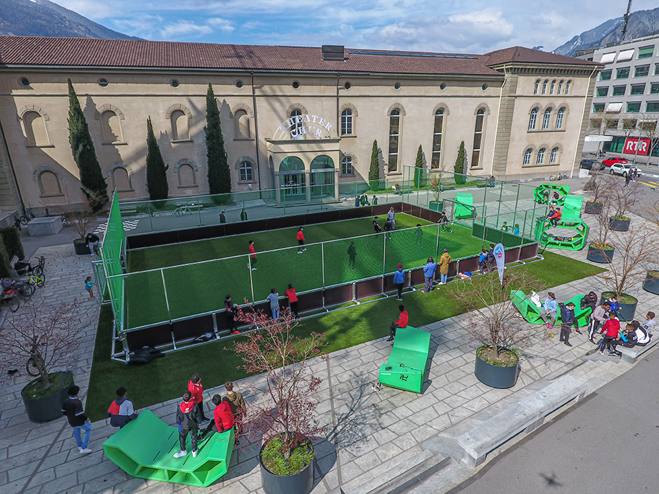 Mobiles Spielfeld auf dem Theaterplatz in Chur