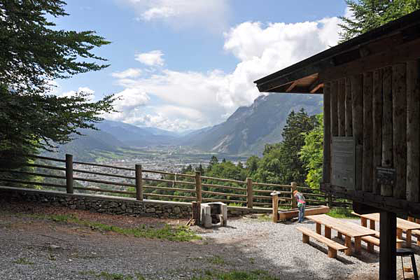 Blockhütte im Wald mit Aussicht über Chur.