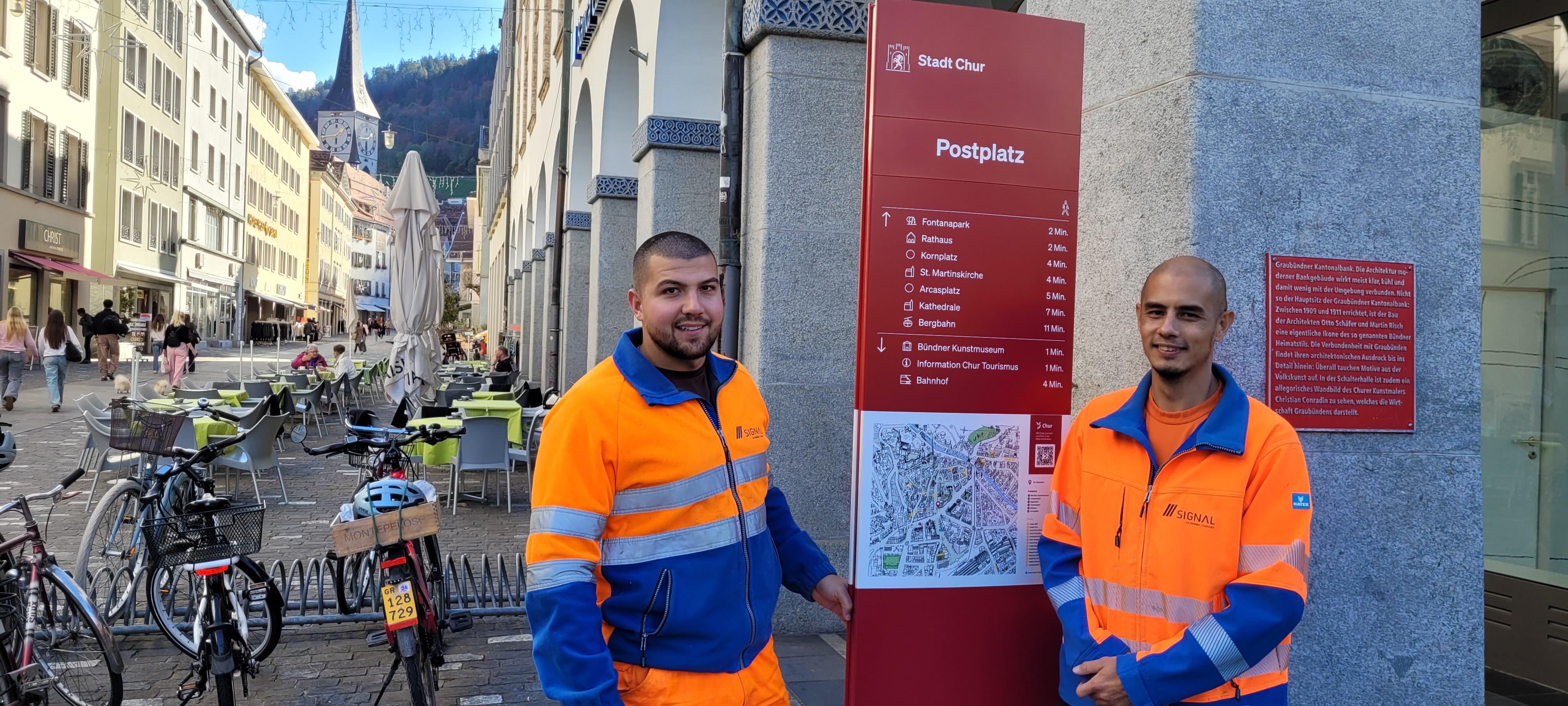 Soeben aufgestellt: Mitarbeiter der Firma Signal AG, montieren die neue Informations-Stele an der Poststrasse.