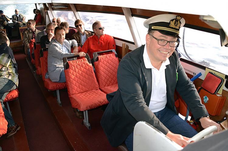 Gemeinderatspräsident und Landsitzungs-Organisator Dominik Infanger hat das Ruder auch im Exil fest in der Hand.