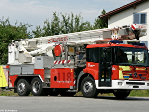 Jahrgang: 2000
Typ: Mercedes Econic
Aufbau: Vema 323 TFL (TeleskopFireLift)
Motor: 6-Zylinder 280 PS
Getriebe: 5-Gang Automat
Höhe: 3.30 Meter
Länge: 9.70 Meter
Breite: 2.50 Meter
Gewicht: 20 Tonnen
Arbeitsbereich: Höhe 32 Meter, seitliche Reichweite 18 Meter
Wasserleistung Pumpe: 2'500 l/min.
Wasserwerfer: Am Korb ferngesteuert 2'300 l/min.
Spezielles: Rettungsschlauch (Personenrettung)