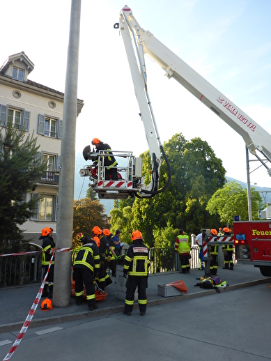 Die Feuerwehr beim Vorbereiten des Hubretters für die Bergung der verletzten Person aus der Plessur.
