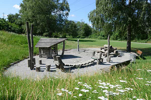 Grosszügig bestückter Spielplatz Haldenstein.