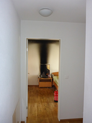 Blick vom Korridor ins Schlafzimmer mit Brandherd