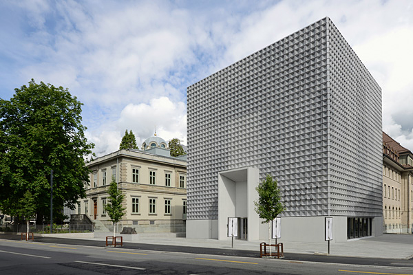 Das Bündner Kunstmuseum besteht aus der Villa Planta (rechts) und dem 2016 eröffneten Erweiterungsbau.