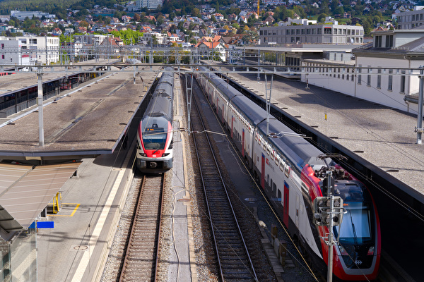 Zug am Bahnhof