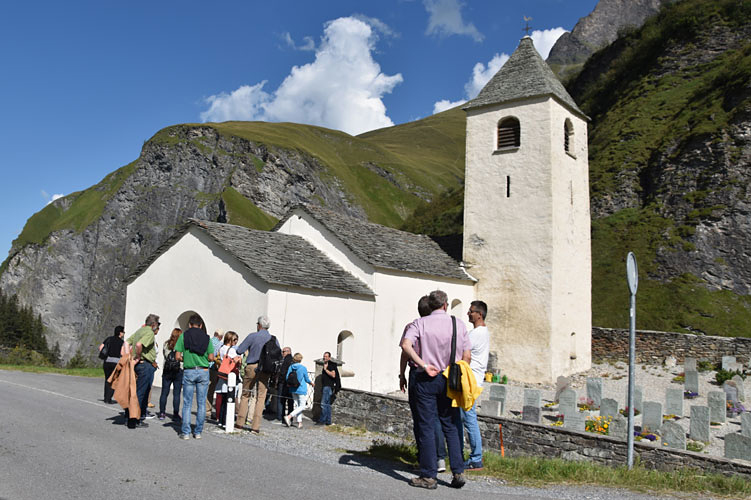 Das Thalerkirchli erreichen die Besucherinnen und Besucher nach einem Spaziergang.