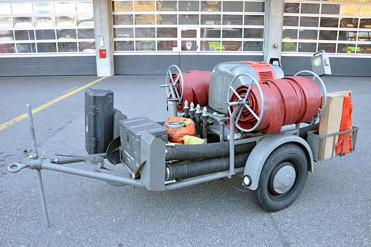 Motorspritzen auf Anhänger (2 Stück)

Einsatzzweck
- Druckerhöhung für Wassertransport und Löscheinsätze

Beladung
- Motorspritze
- Schlauchmaterial
- Armaturen
- Feuerlöscher