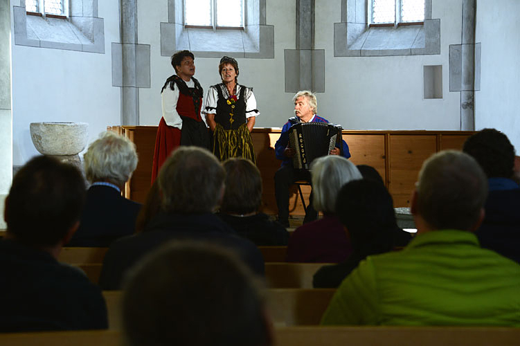 Mit heimischen Klängen geht der Besuch in der Kirche St. Matin zu Ende.