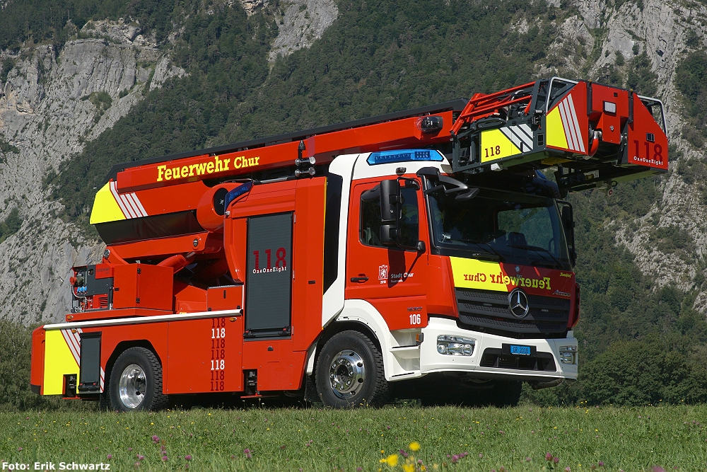 Jahrgang: 2018
Typ: Mercedes Benz Atego
Aufbau: Gimaex/Feumotech
Motor: 290 PS
Getriebe: Automatikgetriebe
Höhe: 3.40 Meter
Länge: 8.25 Meter
Breite: 2.30 Meter
Gewicht: 16 Tonnen
Arbeitsbereich: Rettungshöhe 33 Meter
Wasserwerfer: Am Korb ferngesteuert 2'300 l/min.
Spezielles: Halterung für Rettungstrage