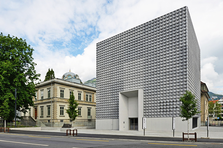 Die Sammlung des Bündner Kunstmuseums umfasst etwa 6000 Arbeiten aus allen Bereichen der bildenden Kunst ab Mitte des 18. Jh.