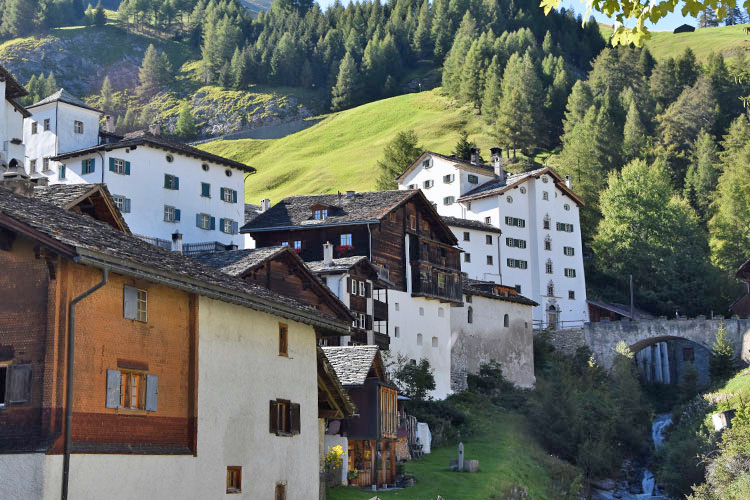 Die Gemeinde Splügen wurde 1995 durch den Schweizer Heimatschutz für beispielhaften Ortsbildschutz mit dem Wakkerpreis ausgezeichnet.