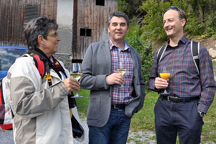Der Triner Gemeindepräsident Stefan Cahenzli (m.) begrüsst beim Crestasee Gemeinderatspräsidentin Martha Widmer-Spreiter und Stadtpräsident Urs Marti. 