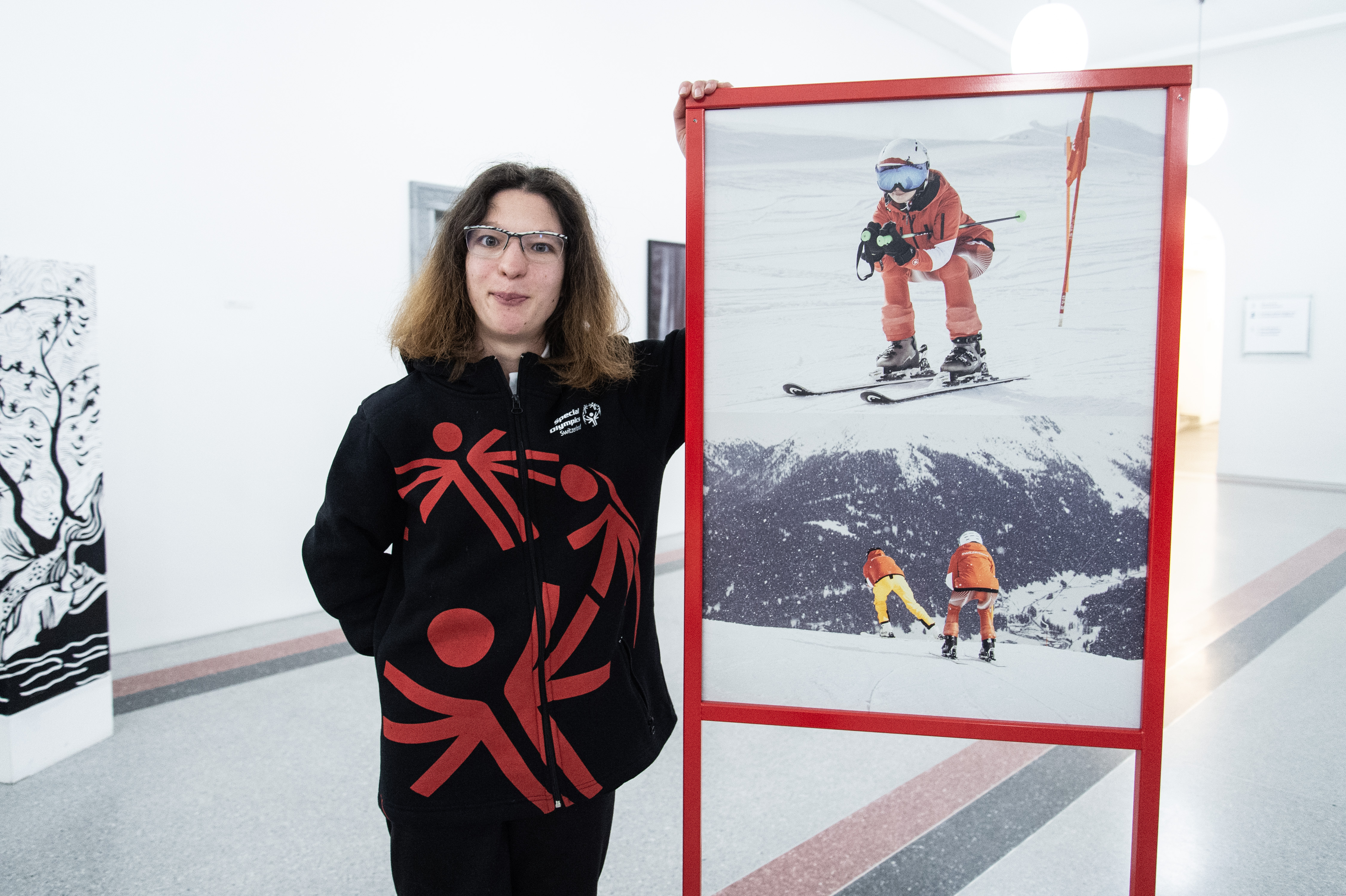 Gäste anlässlich der Vernissage für die Ausstellung „Iouri Podladtchikov für Special Olympics“, am 3. Dezember 2021 in Chur. Die Wanderausstellung zeigt auch Bilder von Bruno Augsburger. (WeArePepper/Sebastian Schneider)