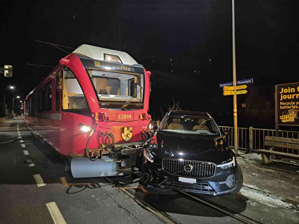 Verkehrsunfall zwischen Arosabahn und Personenwagen