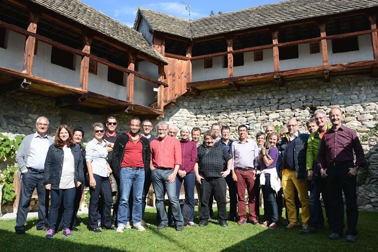 Gruppenbild mit dem Churer Gemeinde- und Stadtrat im Innenhof der Burg Haselstein.