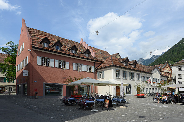 Das ehemalige Klostergebäude beherbergt heute Stadtpolizei, Schule und Trauzimmer.