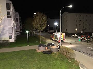 Die Feuerwehr beim löschen des Moloks.