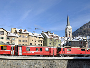 Die Chur-Arosabahn der RhB bei der Haltestelle «Stadt» am Plessurquai.