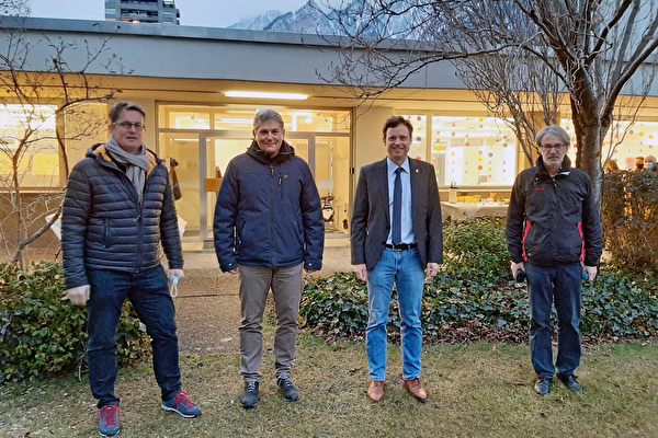 Stadtschule Fabio E. Cantoni, Präsident insieme Cerebral Graubünden Ralph Lang, Stadtrat Patrik Degiacomi und Präsident Quartierverein Lacuna Beat Deplazes