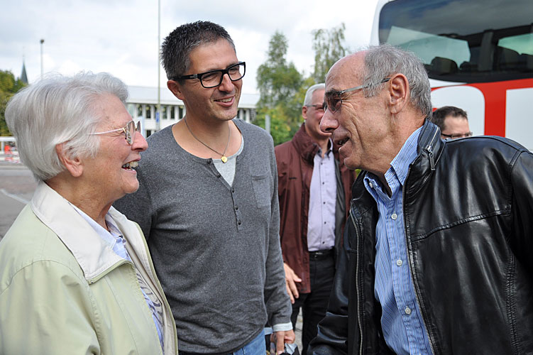 Stadtpräsident Christian Boner (r.) begrüsst Trudi, die stolze Mutter vom Gemeinderatspräsident und designierten Stadtrat Tom Leibundgut, nach der Ankunft in Toms Geburtsort Dietlikon.