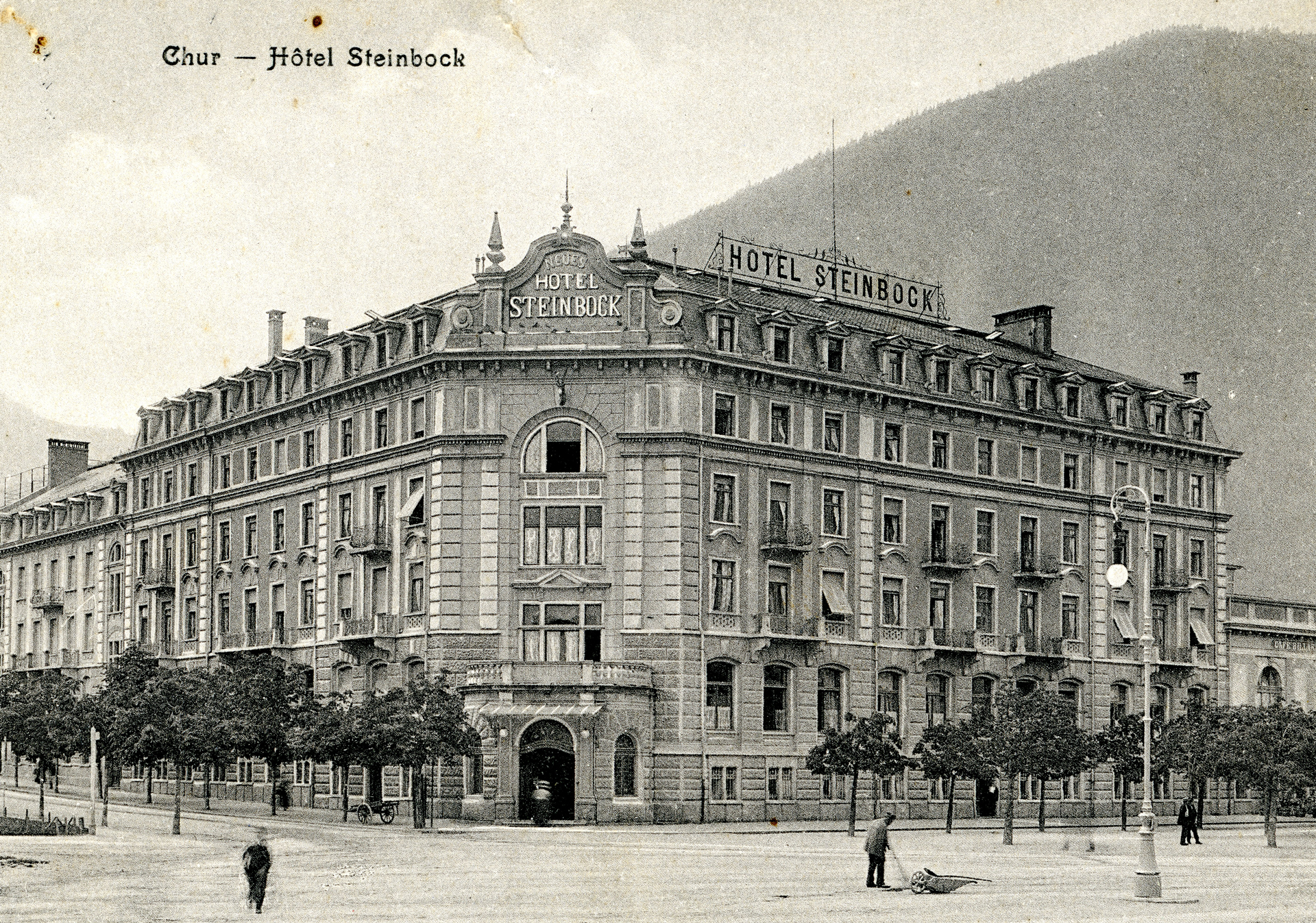 Ansichtskarte.
«Chur – Hôtel Steinbock» am Bahnhofplatz.
Das imposante Hotel wurde 1899–1901
erbaut und 1964 abgebrochen.
(StadtAC, ohne Signatur, Nachlass Haltiner,
Rathe-Fehlmann, um 1910).
