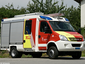 Jahrgang: 2009
Typ: Iveco Daily 65C 18 4x4
Motor: 4 Zylinder Diesel 176 PS
Getriebe: Automatisiertes Schaltgetriebe
Höhe: 2.84 Meter
Länge: 6.50 Meter
Breite: 2.16 Meter
Gewicht: 6.5 Tonnen
Schnellangriff: 100 Meter mit 240 Bar / 32l/min.
Schaumkanister: 20 Liter
Inhalt Wassertank: 500 Liter 
Einsatzzweck: Brandbekämpfung, Strassenrettung, Allgemeine Schadenwehr