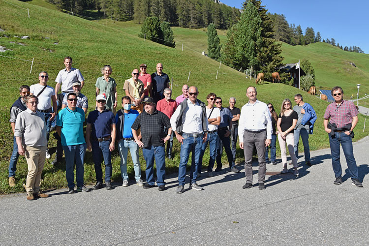 Marschhalt auf der Wanderung von Nufenen Richtung Medels für das Gruppenbild.