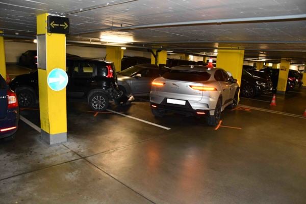 Verunfallte Fahrzeuge in der Tiefgarage.