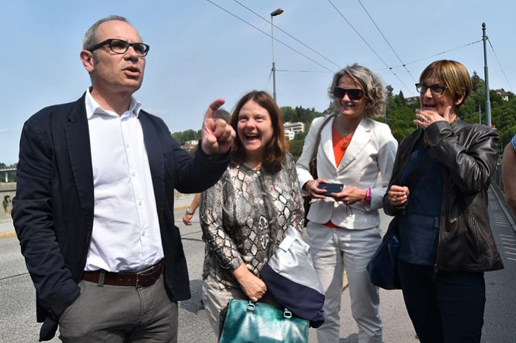 Der Stadtammann von Fribourg, Thierry Steiert, und Gemeinderätin Andrea Burgener Woeffray zeigen dem Besuch aus Chur ihre Heimat.