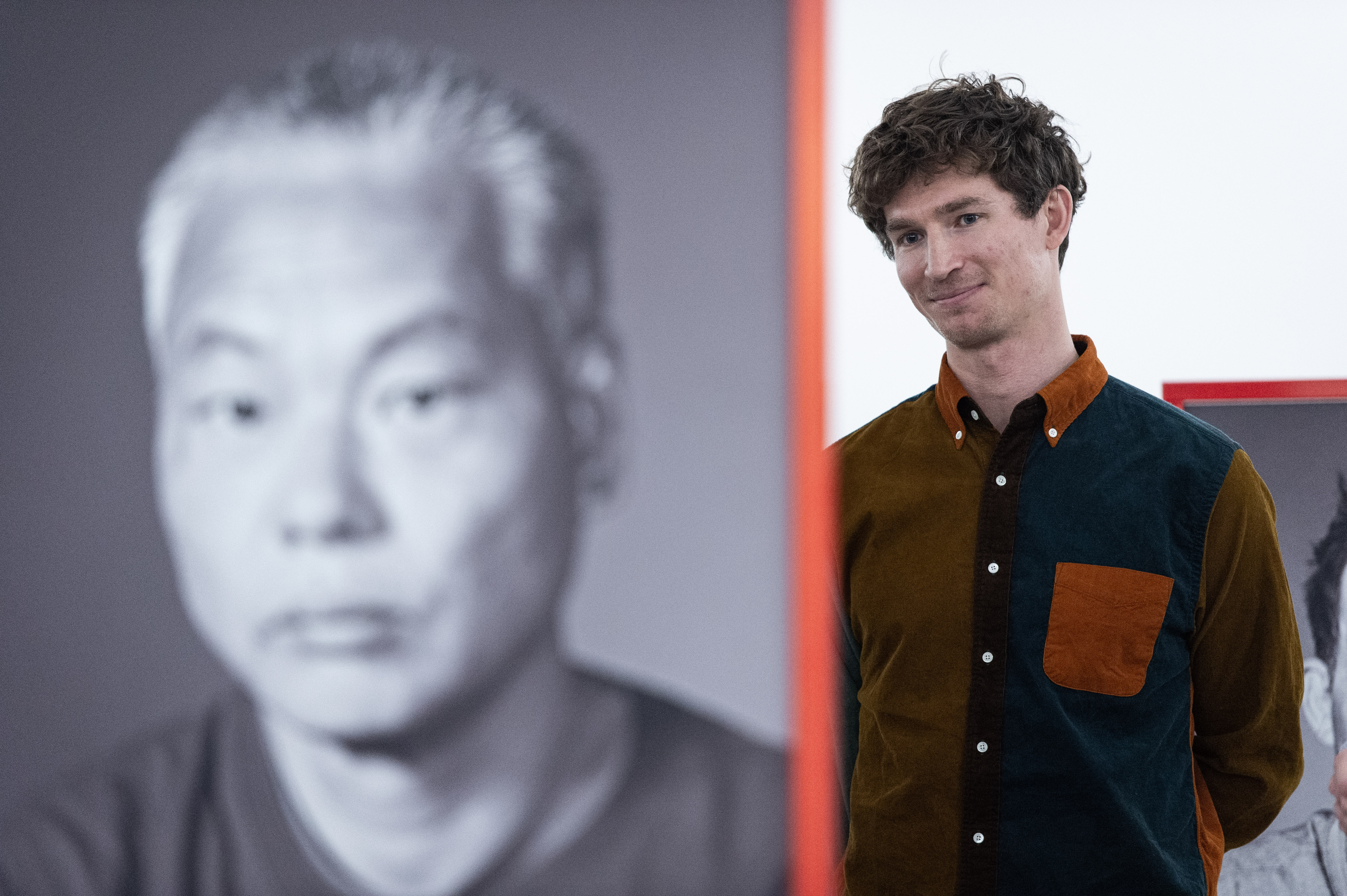 Gäste anlässlich der Vernissage für die Ausstellung „Iouri Podladtchikov für Special Olympics“, am 3. Dezember 2021 in Chur. Die Wanderausstellung zeigt auch Bilder von Bruno Augsburger. (WeArePepper/Sebastian Schneider)