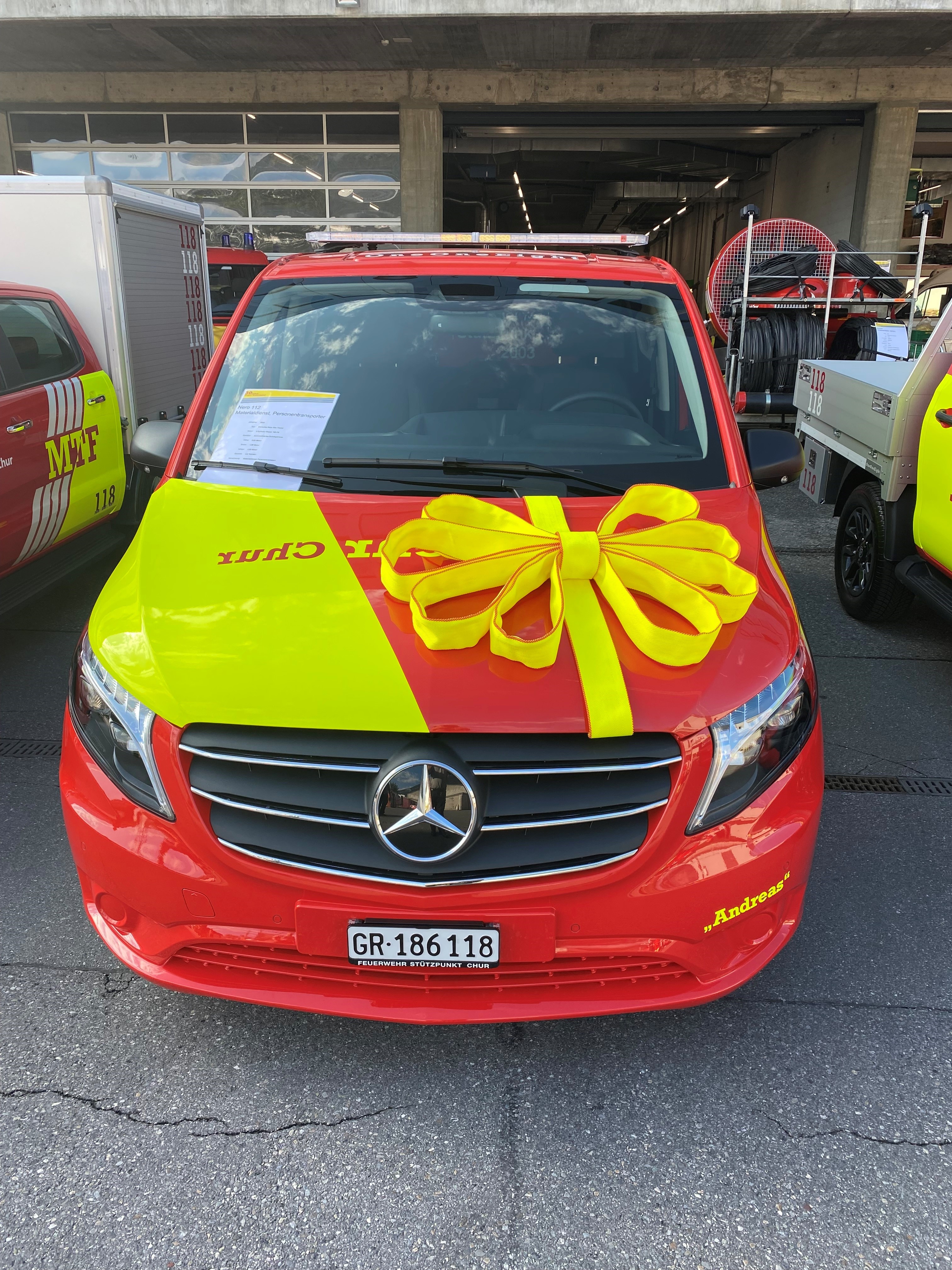 Jahrgang: 2023
Typ: Mercedes Benz Vito Tourer
Motor: 4 Zylinder Diesel, 190 PS
Getriebe: Automatisiertes Schaltgetriebe
Höhe: 2.00 Meter
Verwendung: Materialdienst, Personentransport