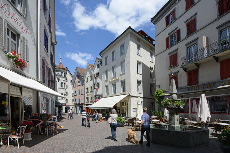 Der Ochsenplatz liegt innerhalb des Obertors in der Altstadt und verbindet die Obere Gasse mit der Unteren Gasse.