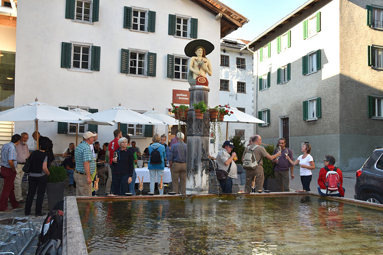 Am grossen Dorfbrunnen in Valendas offeriert die Gemeinde Safiental einen Apéro.