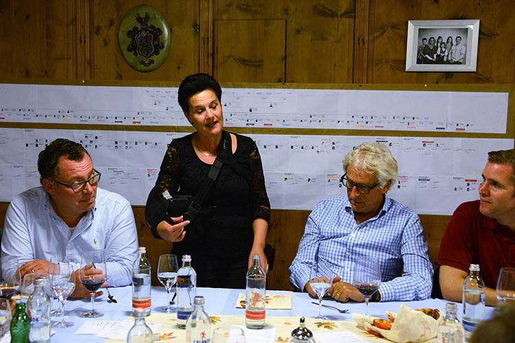 Ausklang beim Abendessen in Zillis mit dem Dank von Gemeinderatsvizepräsidentin Tina Gartmann-Albin an den Organisator der Landsitzung, Gemeinderatspräsident Christian Durisch. Für Franco Lurati (zweiter von Rechts), bedeutet die Landsitzung 2015 Abschied vom Gemeinderat, dem er zwölf Jahre angehörte.