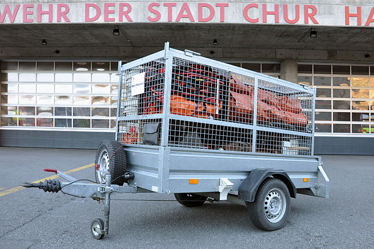 Waldbrandanhänger mit Material im Fluggitter (Helikopter)

Einsatzzweck
- Löschmaterial für Waldbrände

Beladung
- diverses Schlauchmaterial
- Armaturen
- Wasserbecken
- Feuerpatschen
- Schaufeln und Pickel
- tragbare Motorspritzen
- Rucksachspritzen
- Motorsägen