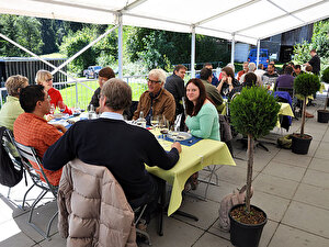 Das Churer Parlament geniesst die Mittagspause auf der einladenden Terrasse des Restaurant Crestasee.