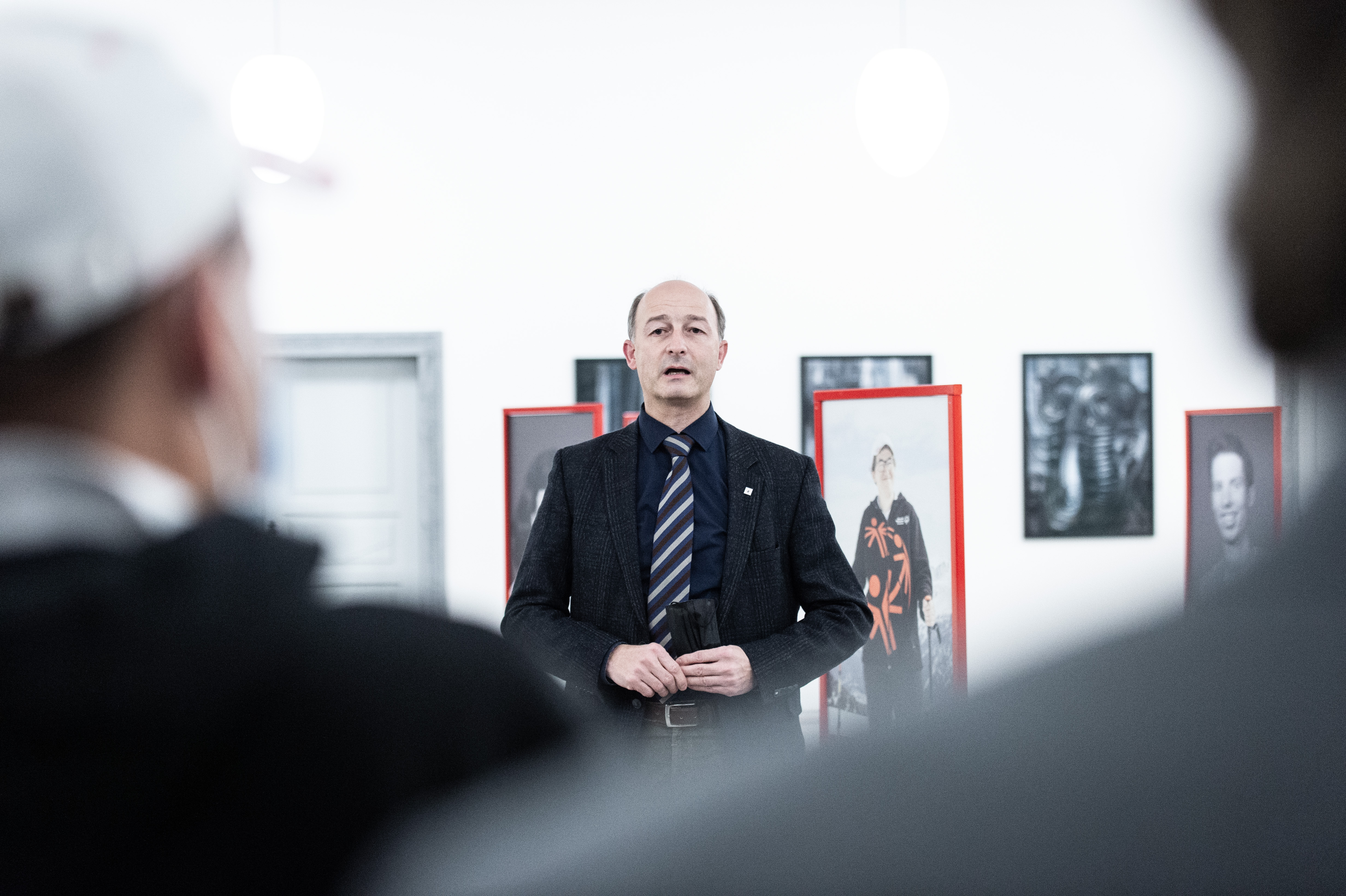 Gäste anlässlich der Vernissage für die Ausstellung „Iouri Podladtchikov für Special Olympics“, am 3. Dezember 2021 in Chur. Die Wanderausstellung zeigt auch Bilder von Bruno Augsburger. (WeArePepper/Sebastian Schneider)