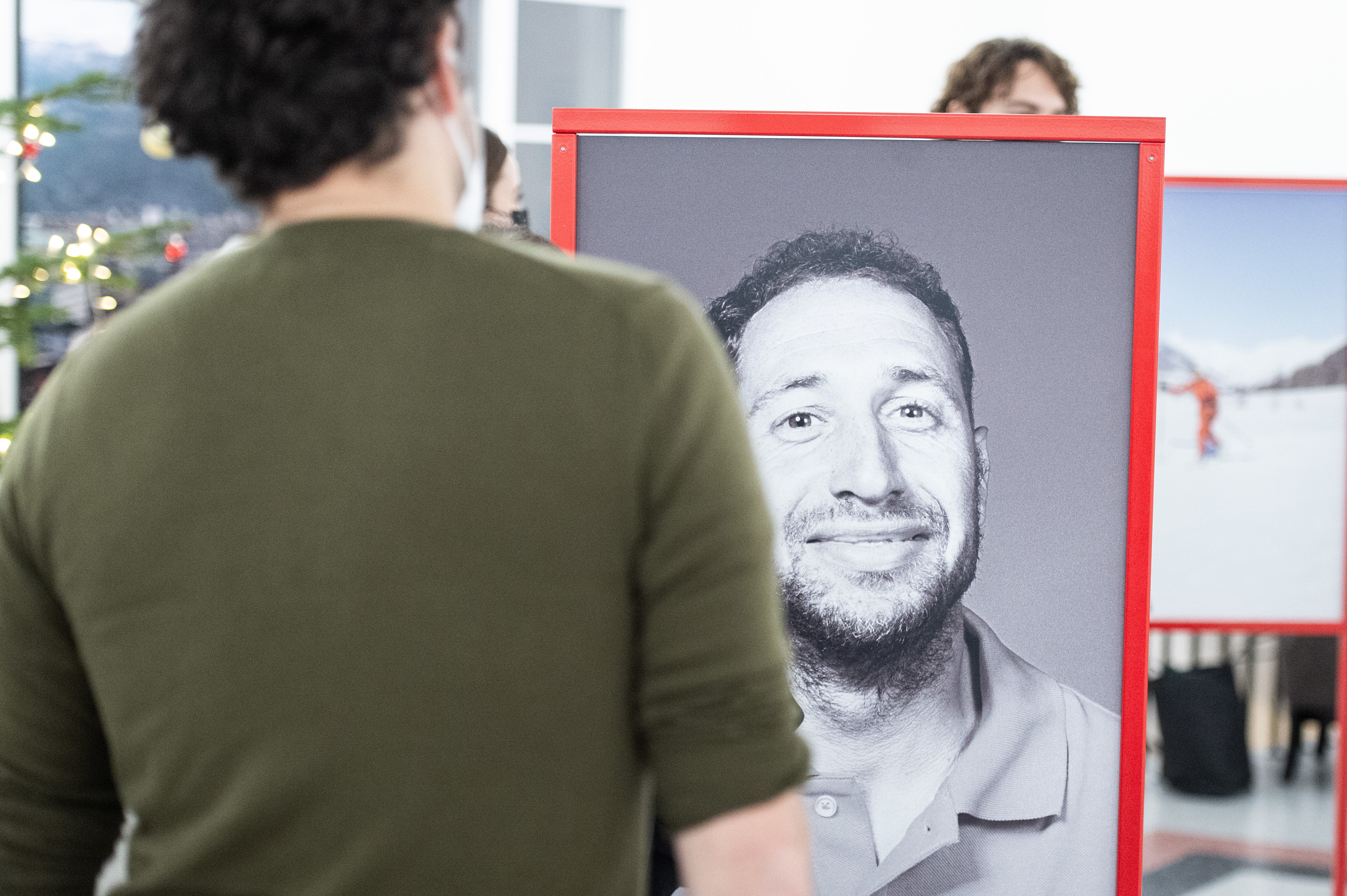 Gäste anlässlich der Vernissage für die Ausstellung „Iouri Podladtchikov für Special Olympics“, am 3. Dezember 2021 in Chur. Die Wanderausstellung zeigt auch Bilder von Bruno Augsburger. (WeArePepper/Sebastian Schneider)