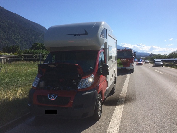 Wohnmobil steht auf dem Pannenstreifen.