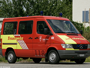 Jahrgang: 1998
Typ: Mercedes Benz Sprinter 210D
Motor: 100PS
Getriebe: 4-Gang Automat
Höhe: 2.5 Meter
Länge: 5.1 Meter
Breite: 2.0 Meter
Gewicht: 2.8 Tonnen
Verwendung: Mannschaftstransporter/ mobiles KP, Material für Führungsunterstützung: Zelt, Flipchart, Funkgeräte, Notstromaggregat