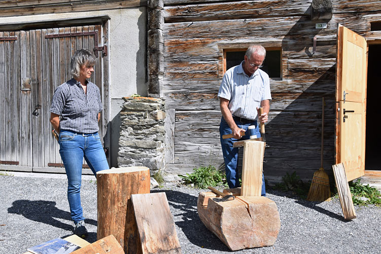Eva Gredig und Jakob Gartmann führen in ihrer Schindelwerkstatt vor, wie die für das Safiental typischen Schindeln hergestellt werden.