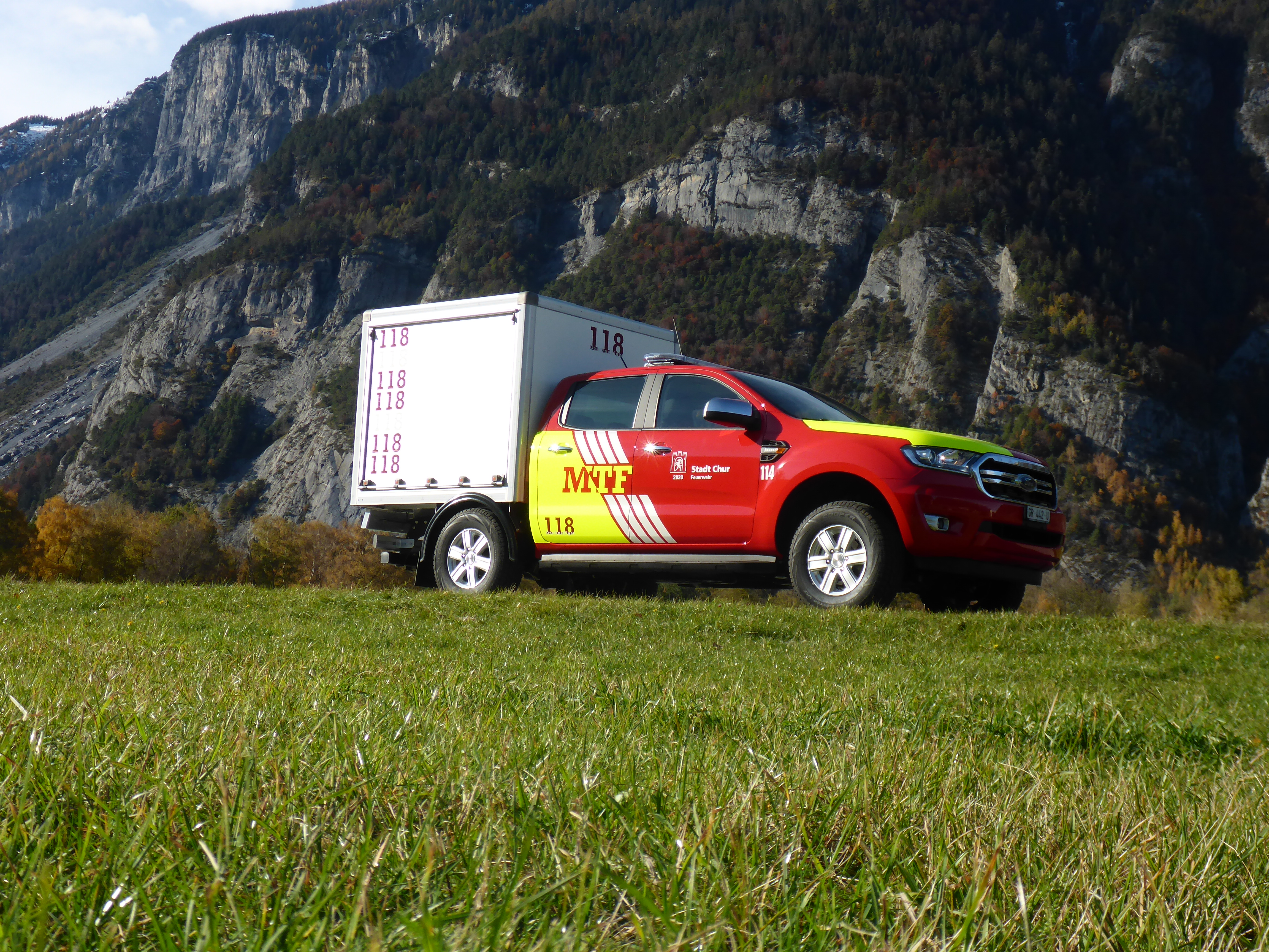 Typ: Ford Ranger 2.0 TDCI 4x4
Motor: Diesel 4 Zylinder, 170 PS
Aufbau: Mayer AG, Trimmis
Getriebe: Automatik, 10 Gang
Höhe: 2.35 Meter
Breite: 1.90 Meter
Länge: 5.50 Meter
Gewicht: 3.5 Tonnen
Verwendung: Mannschafts- und Materialtransport